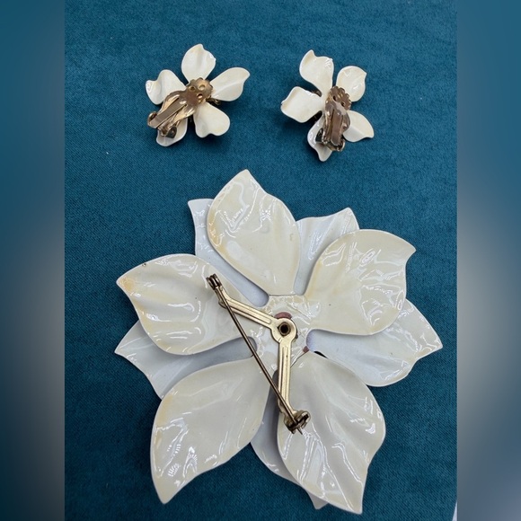 Vintage Pearlized Enamel Flower Brooch and Clip Earrings - Picture 3 of 3